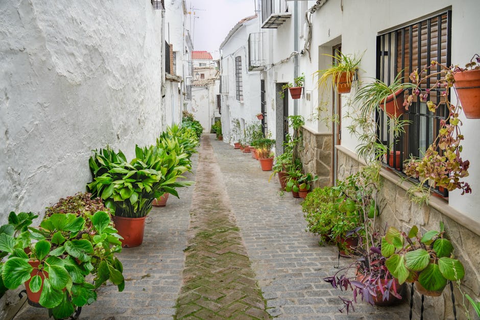 Een smalle plantenbak gevuld met kleurrijke bloemen op een balkon, ideaal voor kleine ruimtes en tuinverfraaiing.