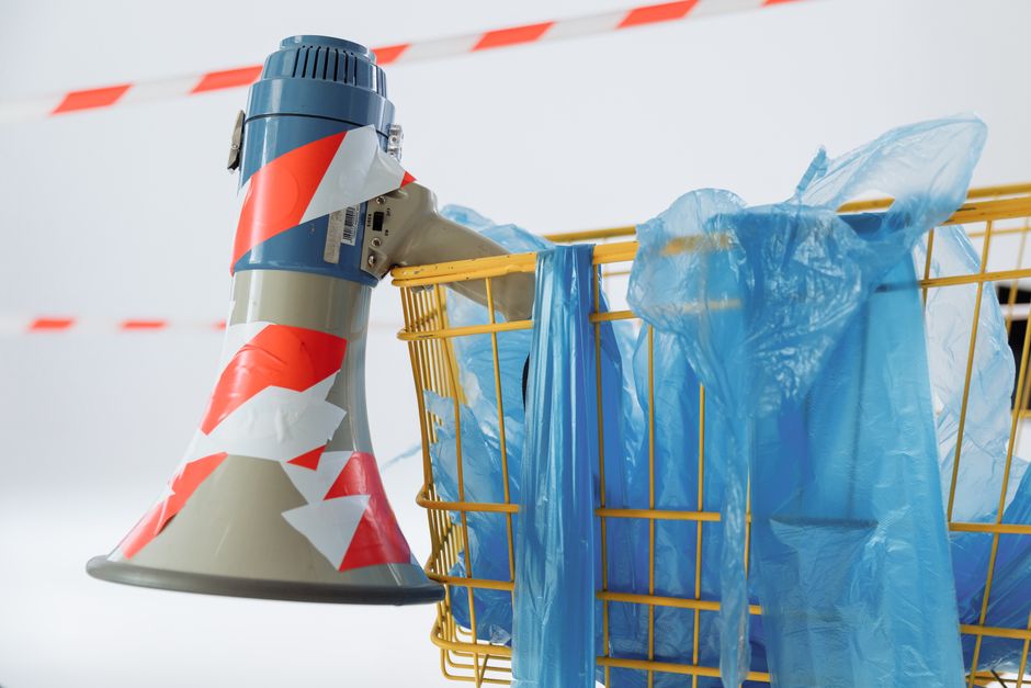 Moderne kunststof shredder in een recyclingfabriek, die kunststofafval verwerkt tot herbruikbare materialen.