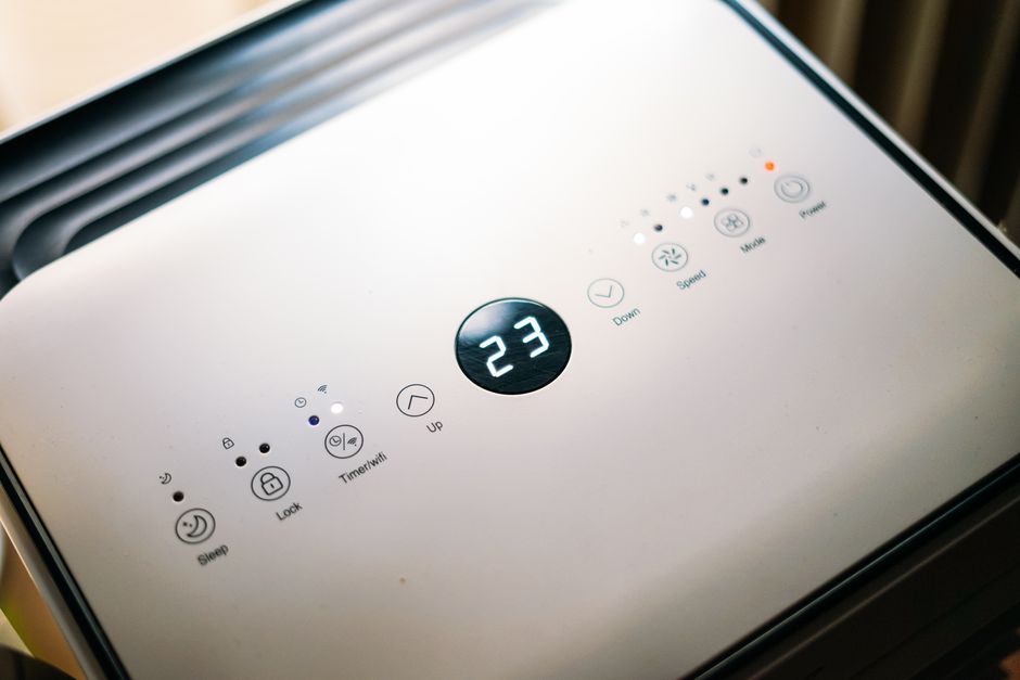 Een moderne elektrische vochtvreter in een woonkamer die helpt bij het verbeteren van de luchtkwaliteit en het verminderen van vochtproblemen.