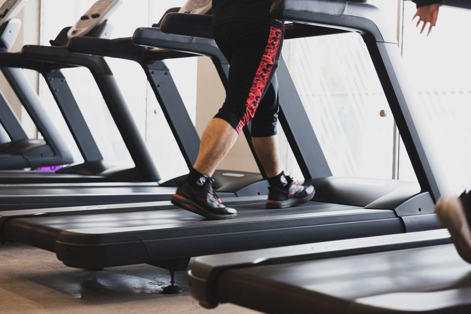 Een moderne loopband met incline functie in een thuissituatie, perfect voor fitness en gezondheid.